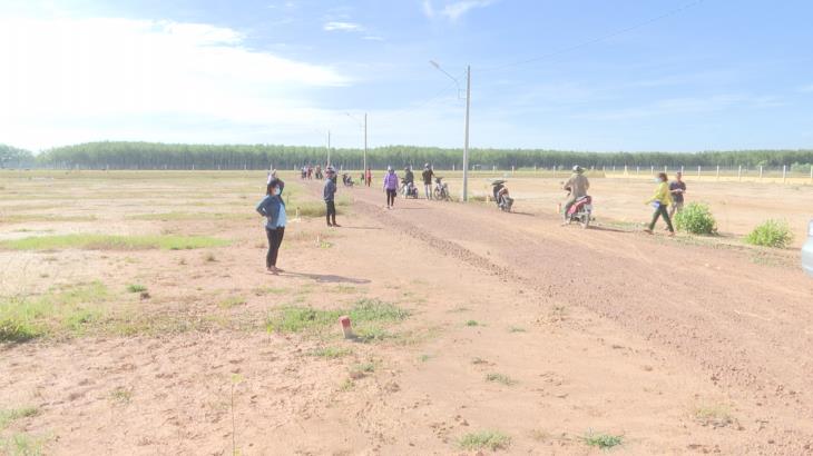 Bến Cầu-40 hộ dân bốc thăm nhận nền vào cụm dân cư biên giới ấp Phước Tây, xã Long Phước